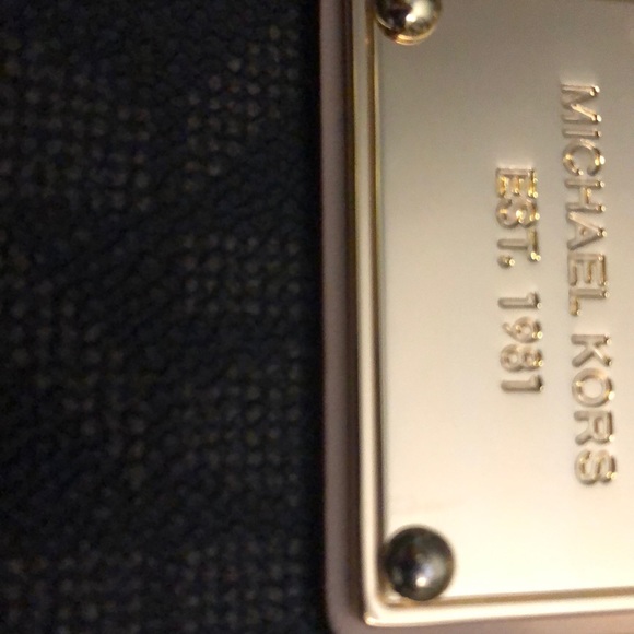 Michael Kors small wristlet - Picture 5 of 5